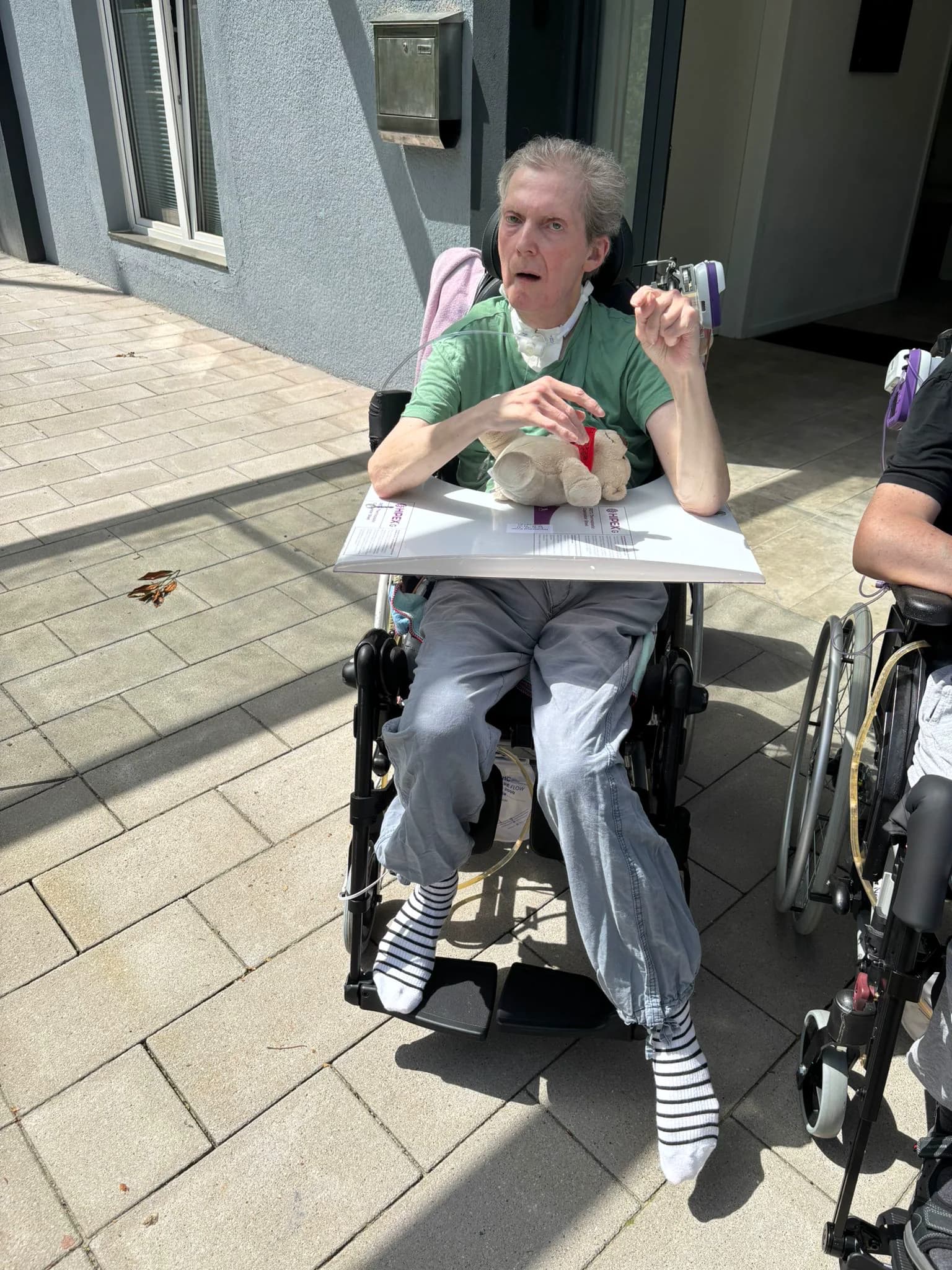 Bewohner im Rollstuhl im Außenbereich der AGA Intensivpflege-Wohngemeinschaft in Remscheid